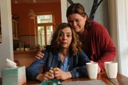 Isa Wittke (Nadine Wrietz, r.) versucht, ihre verzweifelte Freundin Karla Rinn (Julia Richter, l.) zu tr&ouml;sten.