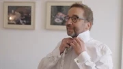 Frank M&uuml;sken ist der Leiter des Standesamtes Kassel. F&uuml;r jede Trauung zieht er sich festlich an. Heute entscheidet er sich in seinem B&uuml;ro neben dem Trausaal f&uuml;r eine Fliege zum Anzug.