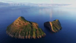 Vor der K&uuml;ste von Sao Miguel zeugt ein langsam im Meer verschwindender Kraterkegel von der vulkanischen T&auml;tigkeit am Reibepunkt zwischen amerikanischer und eurasischer Kontinentalplatte.