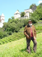 Sepp Forcher in den Weing&auml;rten bei der Trostburg.