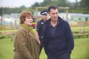DCI Vera Stanhope (Brenda Blethyn) befragt den Zeugen Malcolm Raggert (Dorian Lough) nach verd&auml;chtigen Beobachtungen.