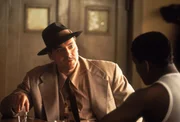 Von Privatdetektiv Dewitt Albright (Tom Sizemore, l.) erh&auml;lt Easy (Denzel Washington, r.) wichtige Instruktionen f&uuml;r einen Beschattungsauftrag. Er soll eine junge Frau ausfindig machen und verfolgen.