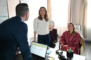 Nathalie (Amrei Haardt) und Isabelle (Ania Niedieck) finden den entscheidenden Beweis. Links Kilian (Marc Dumitru). Nathalie (Amrei Haardt) und Isabelle (Ania Niedieck) finden den entscheidenden Beweis. Links Kilian (Marc Dumitru).