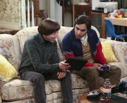 Raj (Kunal Nayyar, r.) und Howard (Simon Helberg, l.) haben einen Facebook-Fan auf ihrem Profil f&uuml;r ihre Band "Footprints on the Moon". Sie sind so begeistert von dem coolen Typen und beginnen, ihn deshalb zu stalken ...