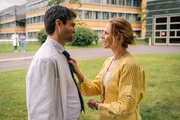 Jana (Tereza Rizos, r.) versichert ihrem Mann Dr. Schmidtke (Maximilian Grill, l.), dass sie keine Aff&auml;re mit Dr. Neiss hat - was Schmidtke einfach nicht glauben will.