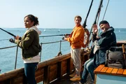 Lea (Maj Borchardt, l.) und ihr Vater Moritz Neiss (Patrick Kalupa, M.) machen zusammen mit Hartmut (Bruno F. Apitz, r.) einen Angelausflug.