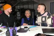Jonas (Felix van Deventer, l.), Maren (Eva Mona Rodekirchen) und Moritz (Lennart Borchert) überlegen, wie sie dem obdachlosen Mats zu einer Wohnung verhelfen könnten. Jonas (Felix van Deventer, l.), Maren (Eva Mona Rodekirchen) und Moritz (Lennart Borchert) überlegen, wie sie dem obdachlosen Mats zu einer Wohnung verhelfen könnten.