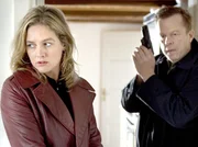 hr-fernsehen MANKELLS WALLANDER - EIN TOTER AUS AFRIKA (Afrikanen), Spielfilm, Schweden/Deutschland 2005, Regie: Stephan Apelgrenam Dienstag (31.01.12) um 23:30 Uhr. Im Einsatz: Wallander (Krister Henriksson) und seine Tochter Linda (Johanna S&auml;llstr&ouml;m).