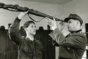 4. Unteroffizier Heilmann (G&uuml;nther Pfitzmann) kontrolliert, ob der junge Rekrut J&uuml;rgen Borchert (Frank Glaubrecht) sein Gewehr auch gut geputzt hat. Aber J&uuml;rgen, mit Jagdgewehren vertraut, hat seine Sache ordentlich gemacht.