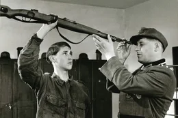 4. Unteroffizier Heilmann (G&uuml;nther Pfitzmann) kontrolliert, ob der junge Rekrut J&uuml;rgen Borchert (Frank Glaubrecht) sein Gewehr auch gut geputzt hat. Aber J&uuml;rgen, mit Jagdgewehren vertraut, hat seine Sache ordentlich gemacht.