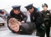 MacGyver (Richard Dean Anderson, unten) wird wegen Mordes verhaftet ...