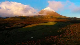Der Vulkan Ponta do Pico auf der gleichnamigen Azoren-Insel ist nicht nur der markanteste Gipfel der Azoren, sondern auch der h&ouml;chste Berg der Inselgruppe (und zugleich Portugals). An manchen Wintertagen tr&auml;gt der Ponta do Pico (2.351m) eine Schneehaube.