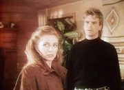 Ellen (Maryanne Pascal, l.) hat ein Geheimnis. Als MacGyver (Richard Dean Anderson, r.) davon erf&auml;hrt, wird ihm ganz sch&ouml;n hei&szlig;.