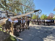 Burschenverein Rottach beim Maibaumaufstellen.