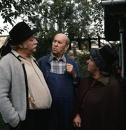 Von links: Meister Eder (Gustl Bayrhammer), Schmitt (Toni Berger) und Frau Reinecke (Ursula Luber).