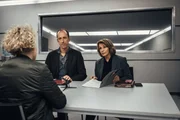Sarah Wei&szlig; (Julia Franz Richter) wird noch einmal von Andre? Langner (Rudolf Krause) und Eva Maria Prohacek (Senta Berger, r.) befragt.