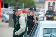 Franzi (Rhea Harder, r.) fragt routinem&auml;&szlig;ig die Halterdaten des Wagens einer der Unfallbeteiligten (Antonio Wannek, l.) ab: Doch das findet dieser gar nicht gut. Was hat er zu verbergen?