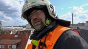 Der Feuerwehrmann Joachim Stadler von der Feuerwehr Hanau bei einem Einsatz.