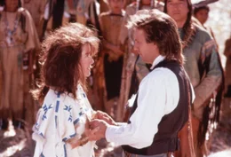 Steht mit einer Faust (Mary McDonnell), Lieutenant Dunbar (Kevin Costner)