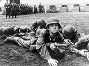 Der junge Sch&uuml;ler Sigi Bernhard (G&uuml;nther Hoffmann) wird kurz vor Kriegsende zum "Volkssturm" eingezogen.