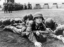 Der junge Sch&uuml;ler Sigi Bernhard (G&uuml;nther Hoffmann) wird kurz vor Kriegsende zum "Volkssturm" eingezogen.