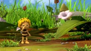 "Die Biene Maja", "Der tiefe Schlaf." Im Bienenstock herrscht Aufregung. Die Ackerwindenbl&uuml;te steht bevor und da ist f&uuml;r die Bienen viel zu tun. Maja will unbedingt mithelfen. Ausgerechnet am Vorabend der anstrengenden Ernte versetzen Maja und Willi den ganzen Bienenstock in Tiefschlaf, weil sie versehentlich beruhigende Baldrianpollen gesammelt haben. Maja will ihren Fehler gutmachen und bittet all ihre Freunde, bei der Ernte zu helfen. Ob Grash&uuml;pfer, Mistk&auml;fer, Schmetterlinge und der faule Willi den Pollen genauso gut ernten k&ouml;nnen wie die &uuml;beraus emsigen Bienen?