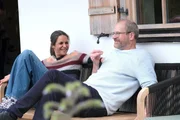 Julia Obermeier (Liane Forestieri) und Dr. Stefan Keller (Thomas Limpinsel) sind froh, den Umzug in die neue, gemeinsame Wohnung gemeistert zu haben.
