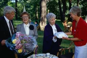 Hannelore (Maria Sebaldt, 1.v.r.) und Eberhard (Stephan Orlac, 1.v.l.) besuchen Oma K&auml;the (Edith Schollwer, 2.v.l.) und Reichsgr&auml;fin C&auml;cilie (Karin Hardt, 2.v.r.) im Garten des Damenstifts. Die Mitbringsel der beiden finden unerwartet gro&szlig;en Anklang.