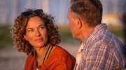 Josefine (Maibritt Saerens) vertraut Dan (Peter Mygind) einen traurigen Teil ihrer Vergangenheit an.