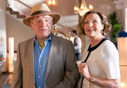 ARD DER SCHWARZWALDHOF - FORELLENQUINTETT, Deutschland 2010, Regie Bettina Woernle, am Sonntag (07.07.13) um 14:45 Uhr im Ersten. Der demenzkranke Albert (Michael Hanemann) hat in Lore (Gila von Weitershausen) eine ausgesprochen charmante Betreuerin gefunden.