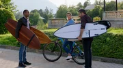 Jerry Paulsen (Peter Marton, l.) macht N&auml;gel mit K&ouml;pfen und m&ouml;chte Johanna Beissl (Ines Lutz, M.) zum Surfen mitnehmen, als Tom Fosse (Jan Hartmann, r.) den beiden ohnehin zwei Surfbretter schenken wollte.