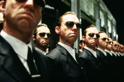 Ausgerechnet Agent Smith (Hugo Weaving) macht sich als Computerprogramm, einem Virus gleichend, selbstst&auml;ndig und bedroht nun nicht nur die Menschheit, sondern auch die Erschaffer der Matrix. So haben Neo und die Matrix einen gemeinsamen Feind erschaffen, den es zu vernichten gilt ...