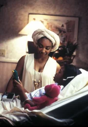 Priesterin Maya (Natalie Venetia Belcon, l.)