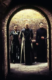 Trinity (Carrie-Ann Moss), Morpheus (Laurence Fishburne, M.) und Neo (Keanu Reeves) stellen sich den Maschinen in einem letzten, entscheidenden Kampf.