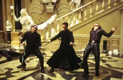 Neo (Keanu Reeves, M.) k&auml;mpft gegen die Schergen des Merowingers.