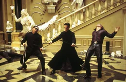 Neo (Keanu Reeves, M.) k&auml;mpft gegen die Schergen des Merowingers.