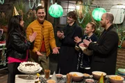 Julius (Lennox Halm, M.) &uuml;berrascht Ringo (Timothy Boldt, 2.v.l.) mit einer spontanen Geburtstagsparty. Links Esma (&Ouml;zge Delioglan), rechts Ronja (Theresa Traser) und Tobias (Patrick M&uuml;ller)