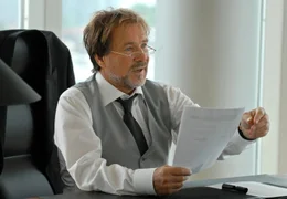 Konzernchef Ernst Schmitt (G&ouml;tz George) ist ein knallharter Gesch&auml;ftsmann mit dem Herz am rechten Fleck.