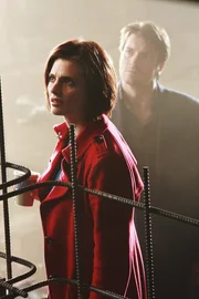 Kate Beckett (Stana Katic, l.) und Richard Castle (Nathan Fillion, r.) k&ouml;nnen kaum glauben, was sie am Tatort zu Gesicht bekommen.