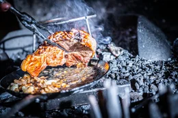 Detailaufnahme beim Fleisch braten