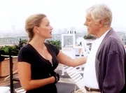 Didi Harris (Denise Crosby, l.), die Managerin des Fitness‑Clubs, wird von Mark (Dick Van Dyke, r.) befragt, ob sie zum Mord an ihrer Chefin etwas anzumerken hat.