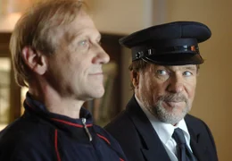 Konzernchef Ernst Schmitt (G&ouml;tz George, rechts) schl&uuml;pft in die Rolle seines Chauffeurs Hubert (Karl Kranzkowski), der an diesem Spiel auch allm&auml;hlich Gefallen findet.