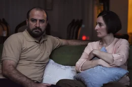 W&auml;hrend im Jahr 2022 die Jina-Proteste im Iran eskalieren, steigt Iman (Misagh Zare) am Revolutionsgericht zum Ermittlungsrichter auf. Doch je mehr er sich dem skrupellosen System anpasst, desto st&auml;rker w&auml;chst die Anspannung, die er mit nach Hause nimmt.