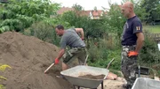 Basti (li) und Micha arbeiten an einem Bachlauf im Garten Basti (li) und Micha arbeiten an einem Bachlauf im Garten