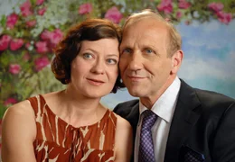 Chauffeur Hubert (Karl Kranzkowski, re.) hat in der Shopping-TV-Million&auml;rin Miranda Sotschmann (Astrid Meyerfeldt, li.) die Frau seines Lebens gefunden.; ARD Degeto SCHOKOLADE F&Uuml;R DEN CHEF, am Samstag (02.11.24) um 14:00 Uhr im ERSTEN. Chauffeur Hubert (Karl Kranzkowski, re.) hat in der Shopping-TV-Million&auml;rin Miranda Sotschmann (Astrid Meyerfeldt, li.) die Frau seines Lebens gefunden. &copy; ARD Degeto/Martin Menke, honorarfrei - Verwendung gem&auml;&szlig; der AGB im engen inhaltlichen, redaktionellen Zusammenhang mit genannter Degeto-Sendung und bei Nennung "Bild: ARD Degeto/Martin Menke" (S2). ARD Degeto/Programmplanung und Presse, Tel: 069/1509-335, degeto-presse@degeto.de