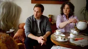 Andreas Beier (Lasse Myhr) und seine Frau Katrin (Ursula Renneke, re.) besuchen seine Mutter Frau Beier (Rita Feldmeier) endlich einmal wieder auf R&uuml;gen.