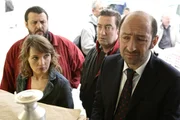 Postler Philippe (Kad Merad, re.) ist nach Nordfrankreich zu den Sch&rsquo;tis strafversetzt worden. Nun muss er in der Mittagspause mit seinen neuen Kollegen Annabelle (Anne Marivin), Yann (Guy Lecluyse, 2. v. re.) und Fabrice (Philippe Duquesne) fettige Pommes Frites essen.