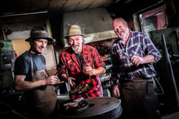 Martin (l.) und Klaus Wieshofer (r.) mit Leo Gradl (m.)