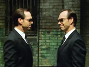 Sie verstehen sich wunderbar: Das Programm 'Smith' bewirkt die hundertfache Klonung von Agent Smith (Hugo Weaving).