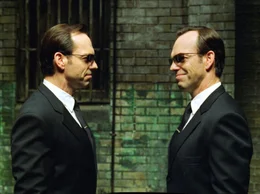 Sie verstehen sich wunderbar: Das Programm 'Smith' bewirkt die hundertfache Klonung von Agent Smith (Hugo Weaving).